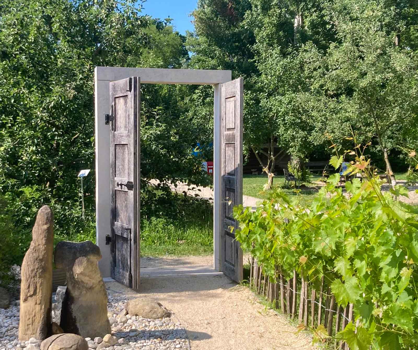 Türen auf, ein Foto von Renate Hochmeister, Tulln - Bibelgarten